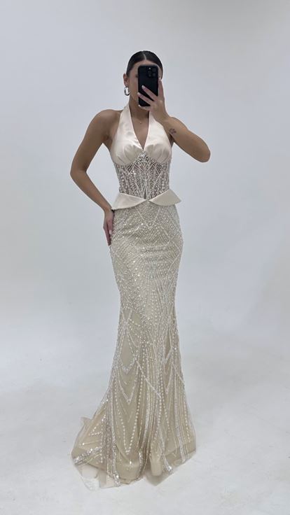 Abito da sera beige con scollo all'americana e decorazioni di perline 