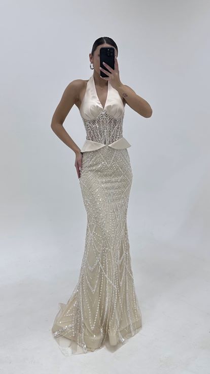 Abito da sera beige con scollo all'americana e decorazioni di perline 