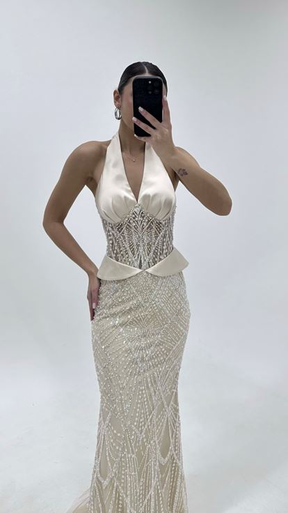 Abito da sera beige con scollo all'americana e decorazioni di perline 