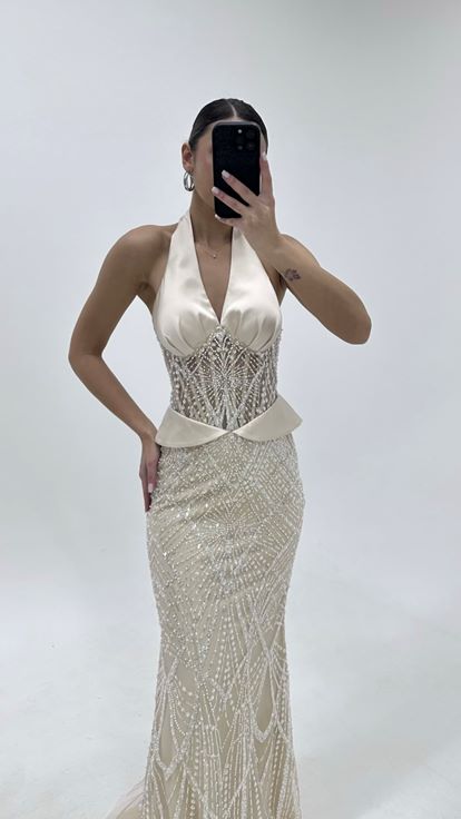 Abito da sera beige con scollo all'americana e decorazioni di perline 