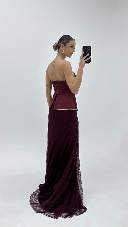 فستان سهرة من الدانتيل العنابي بتفاصيل زهرية