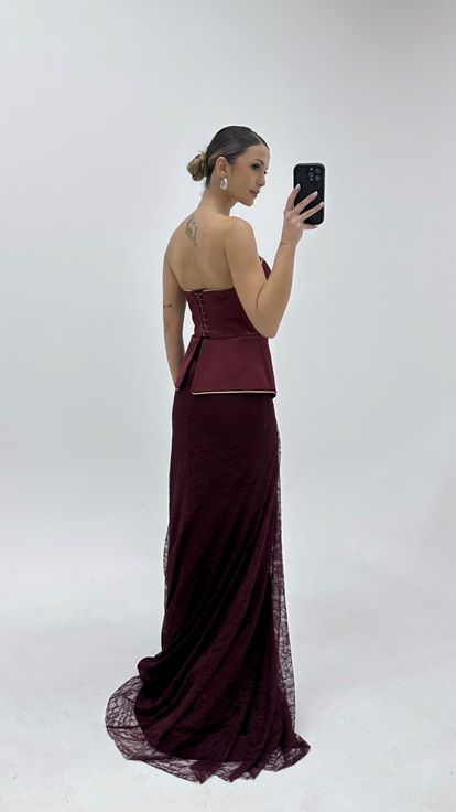 فستان سهرة من الدانتيل العنابي بتفاصيل زهرية