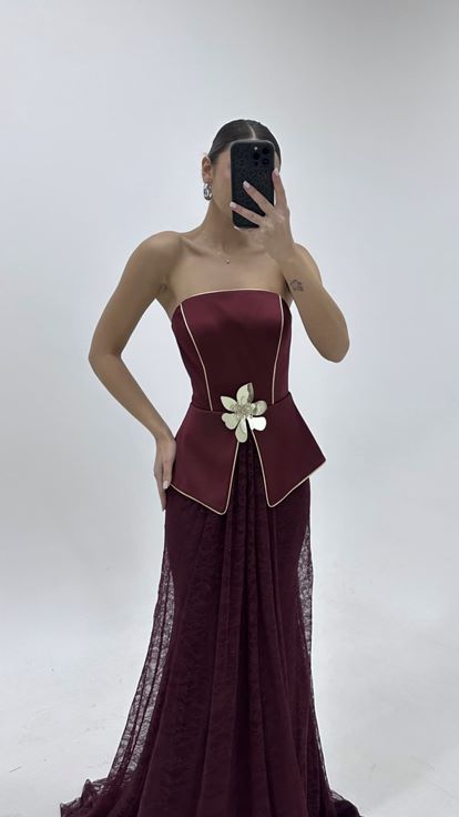 فستان سهرة من الدانتيل العنابي بتفاصيل زهرية