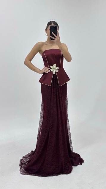 Vestido de noche con falda de encaje burdeos y detalles florales