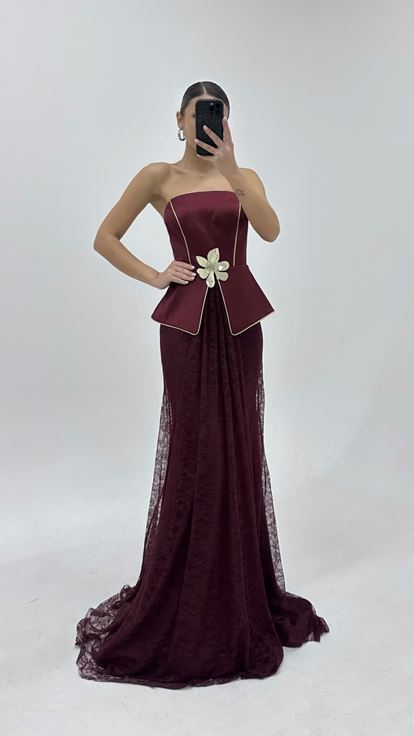 فستان سهرة من الدانتيل العنابي بتفاصيل زهرية