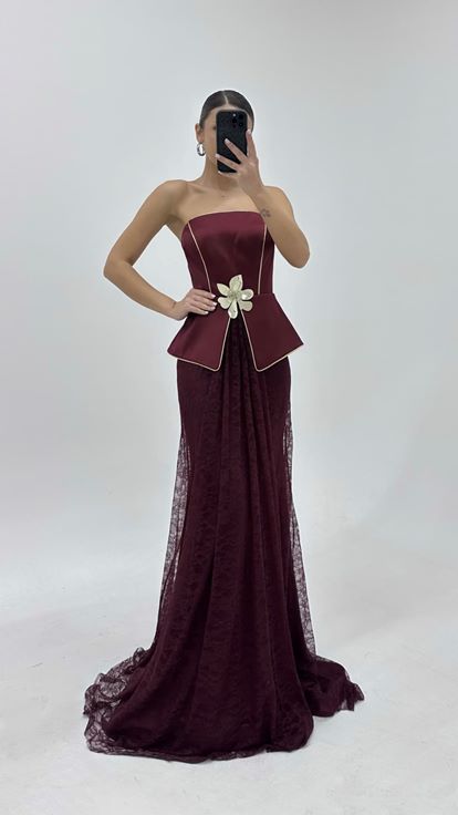 فستان سهرة من الدانتيل العنابي بتفاصيل زهرية