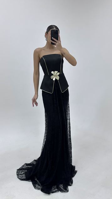 Robe de soirée en dentelle noire avec détails floraux