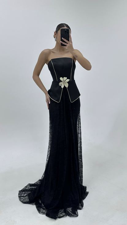 فستان سهرة أسود من الدانتيل بتفاصيل زهرية