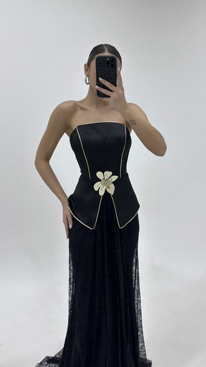 فستان سهرة أسود من الدانتيل بتفاصيل زهرية