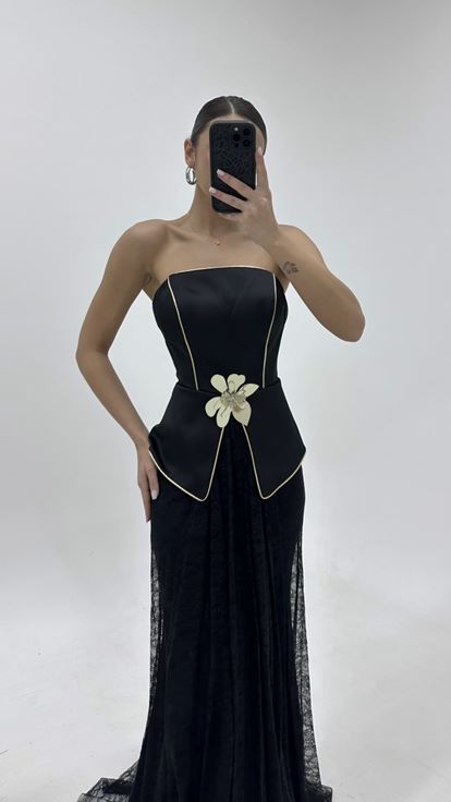 فستان سهرة أسود من الدانتيل بتفاصيل زهرية