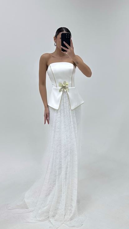 فستان سهرة بتنورة من الدانتيل العاجي وتفاصيل زهرية