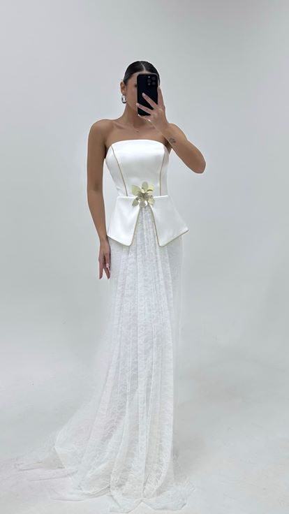 فستان سهرة بتنورة من الدانتيل العاجي وتفاصيل زهرية