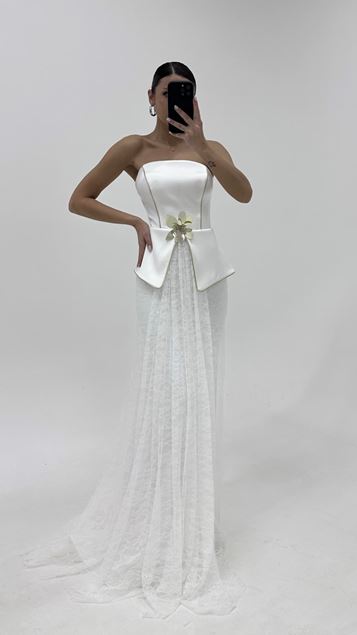 Robe de soirée à jupe en dentelle fine ornée de détails floraux