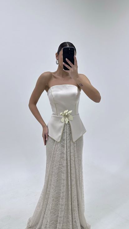 فستان سهرة بتنورة من الدانتيل الحجري وتفاصيل زهرية