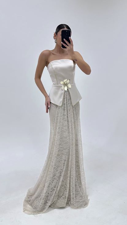 فستان سهرة بتنورة من الدانتيل الحجري وتفاصيل زهرية