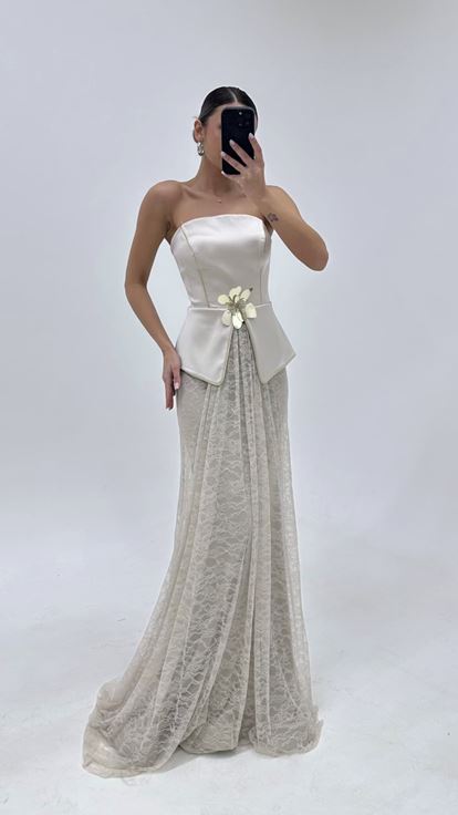 فستان سهرة بتنورة من الدانتيل الحجري وتفاصيل زهرية