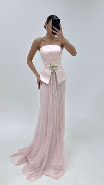 Robe de soirée rose en dentelle avec détails floraux