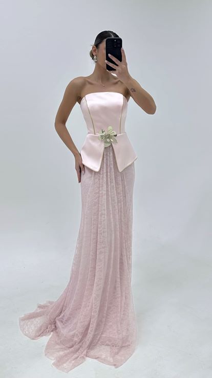 فستان سهرة بتنورة من الدانتيل الوردي وتفاصيل زهرية