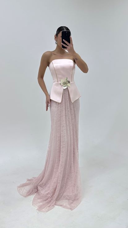 فستان سهرة بتنورة من الدانتيل الوردي وتفاصيل زهرية