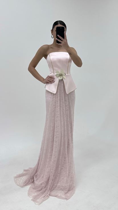 فستان سهرة بتنورة من الدانتيل الوردي وتفاصيل زهرية