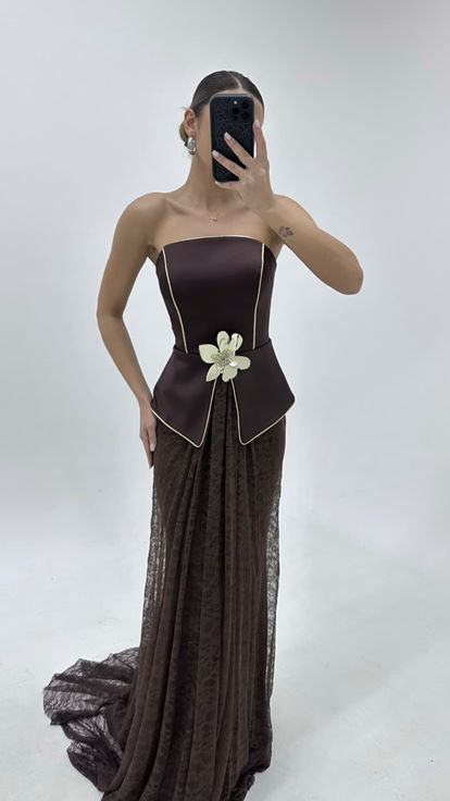 فستان سهرة بني اللون من الدانتيل بتفاصيل زهرية