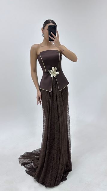 Robe de soirée en dentelle marron avec détails floraux