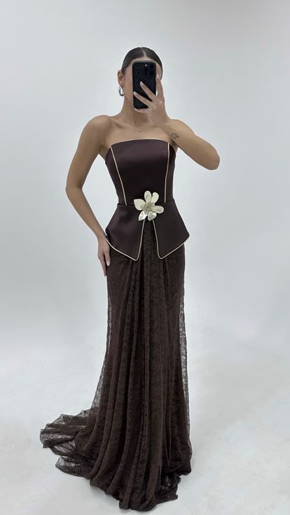 فستان سهرة بني اللون من الدانتيل بتفاصيل زهرية