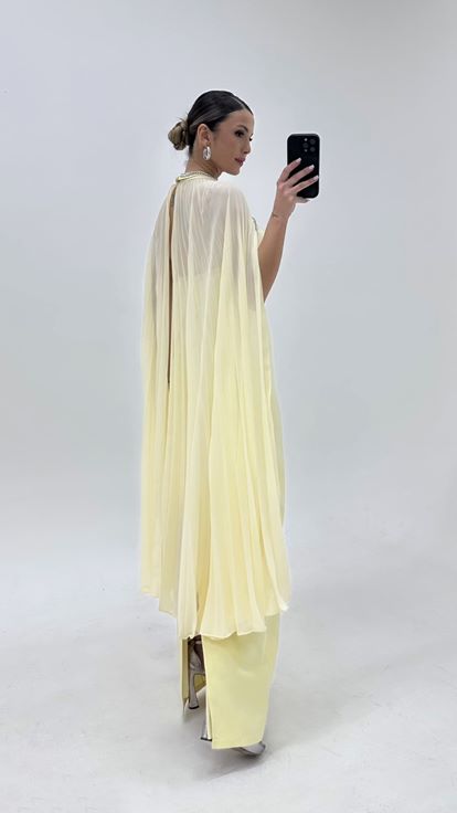 فستان أصفر زبدة بقصة قلم رصاص مع رداء