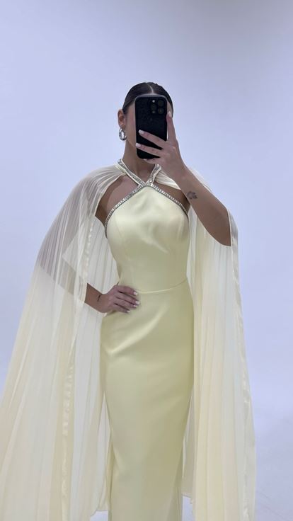 فستان أصفر زبدة بقصة قلم رصاص مع رداء