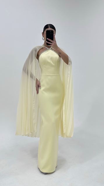 Vestido tubo amarillo mantequilla con capa