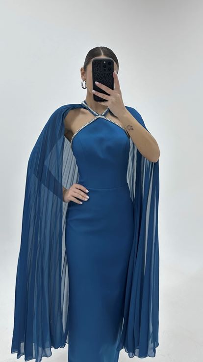 فستان سهرة بتروليوم كيب بنسل