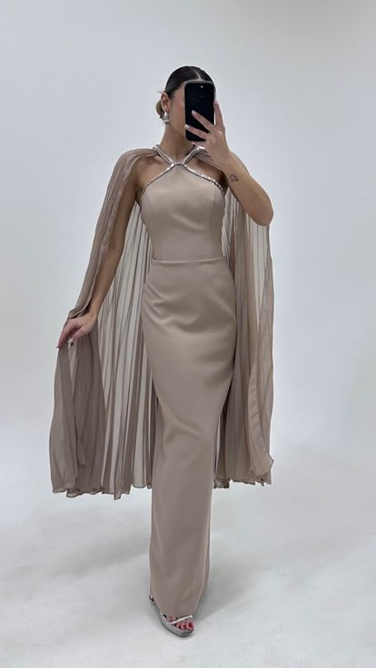 فستان سهرة من فرو المنك بتصميم قلم رصاص