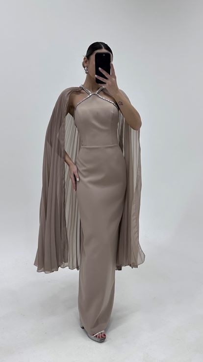 فستان سهرة من فرو المنك بتصميم قلم رصاص