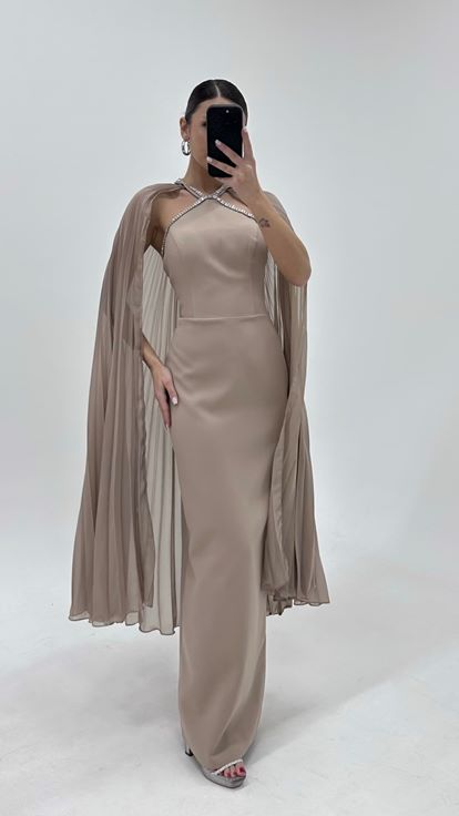 فستان سهرة من فرو المنك بتصميم قلم رصاص