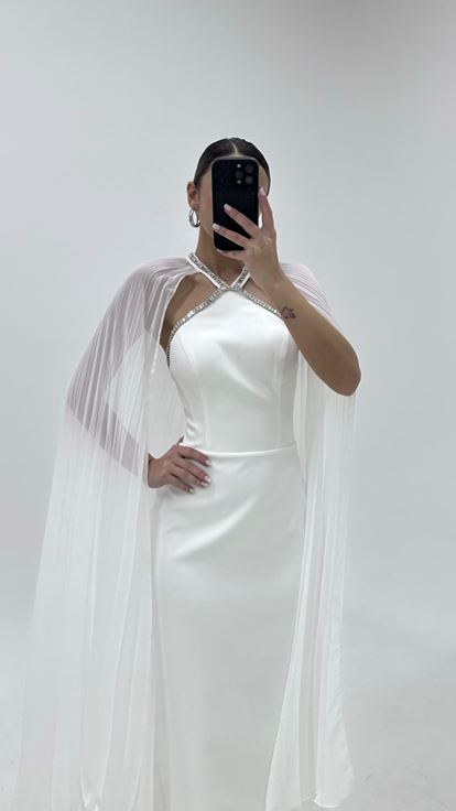 فستان سهرة بقصة قلم رصاص مع عباءة عظمية