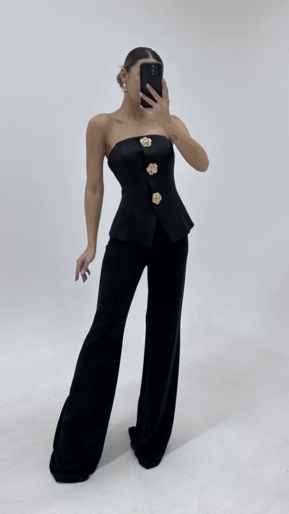 بدلة سهرة مزينة بتفاصيل زر الوردة السوداء