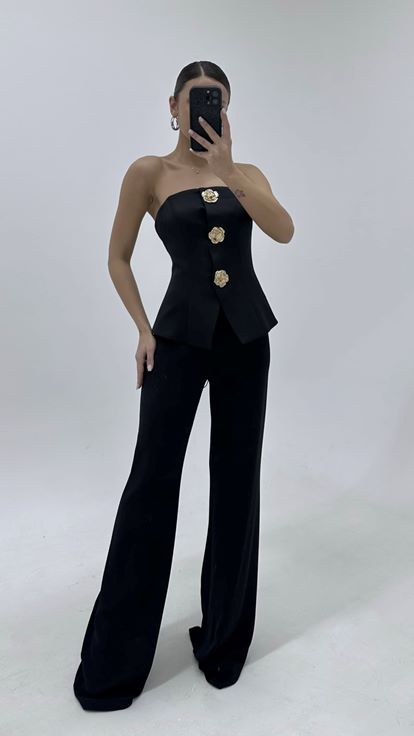 بدلة سهرة مزينة بتفاصيل زر الوردة السوداء