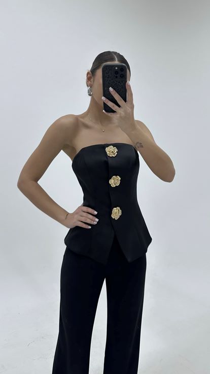 بدلة سهرة مزينة بتفاصيل زر الوردة السوداء