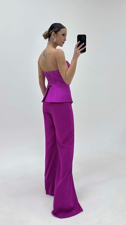 جمبسوت سهرة مزين بأزرار بلون وردي فوشيا