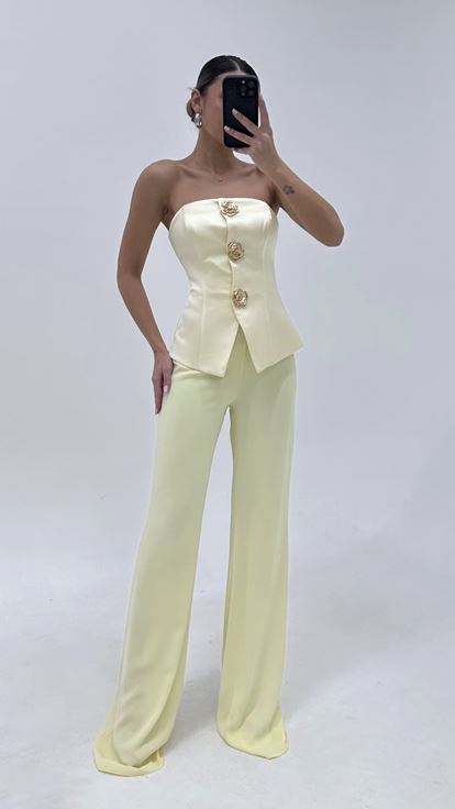 جمبسوت سهرة بلون أصفر زبدة مزين بأزرار وردية