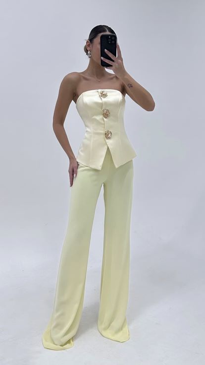 جمبسوت سهرة بلون أصفر زبدة مزين بأزرار وردية