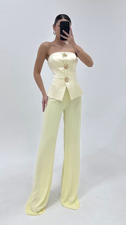 جمبسوت سهرة بلون أصفر زبدة مزين بأزرار وردية