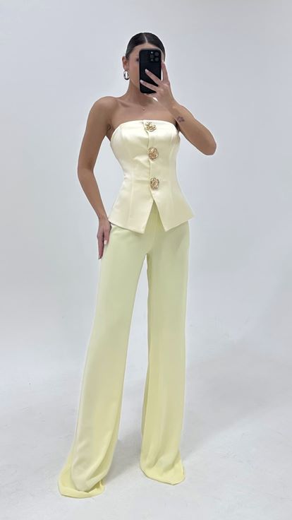 جمبسوت سهرة بلون أصفر زبدة مزين بأزرار وردية