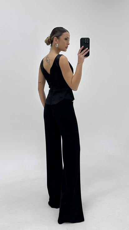 جمبسوت سهرة أسود بحمالات سميكة وفتحة رقبة على شكل حرف V