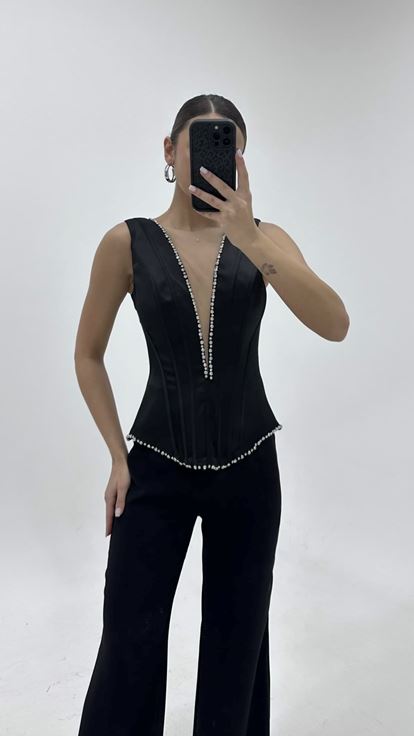 جمبسوت سهرة أسود بحمالات سميكة وفتحة رقبة على شكل حرف V