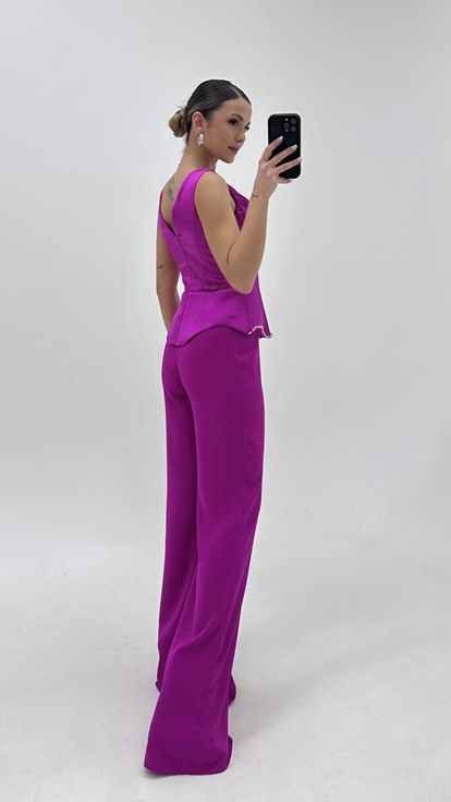 جمبسوت سهرة بلون الفوشيا بأشرطة سميكة وفتحة رقبة على شكل حرف V