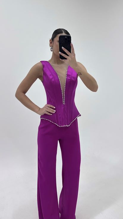 جمبسوت سهرة بلون الفوشيا بأشرطة سميكة وفتحة رقبة على شكل حرف V