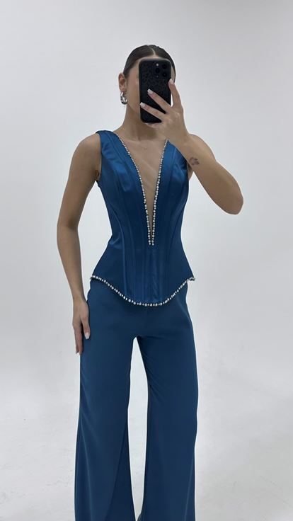 جمبسوت سهرة بياقة على شكل حرف V وأشرطة بلون البترول