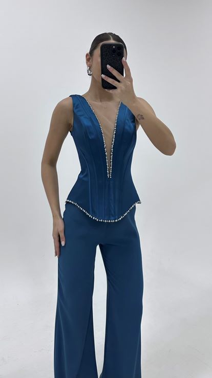 جمبسوت سهرة بياقة على شكل حرف V وأشرطة بلون البترول