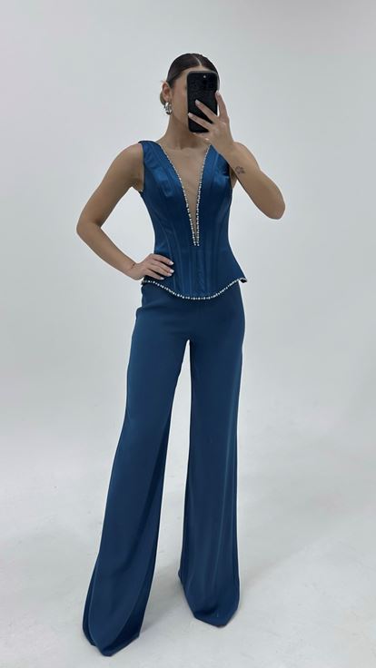 جمبسوت سهرة بياقة على شكل حرف V وأشرطة بلون البترول